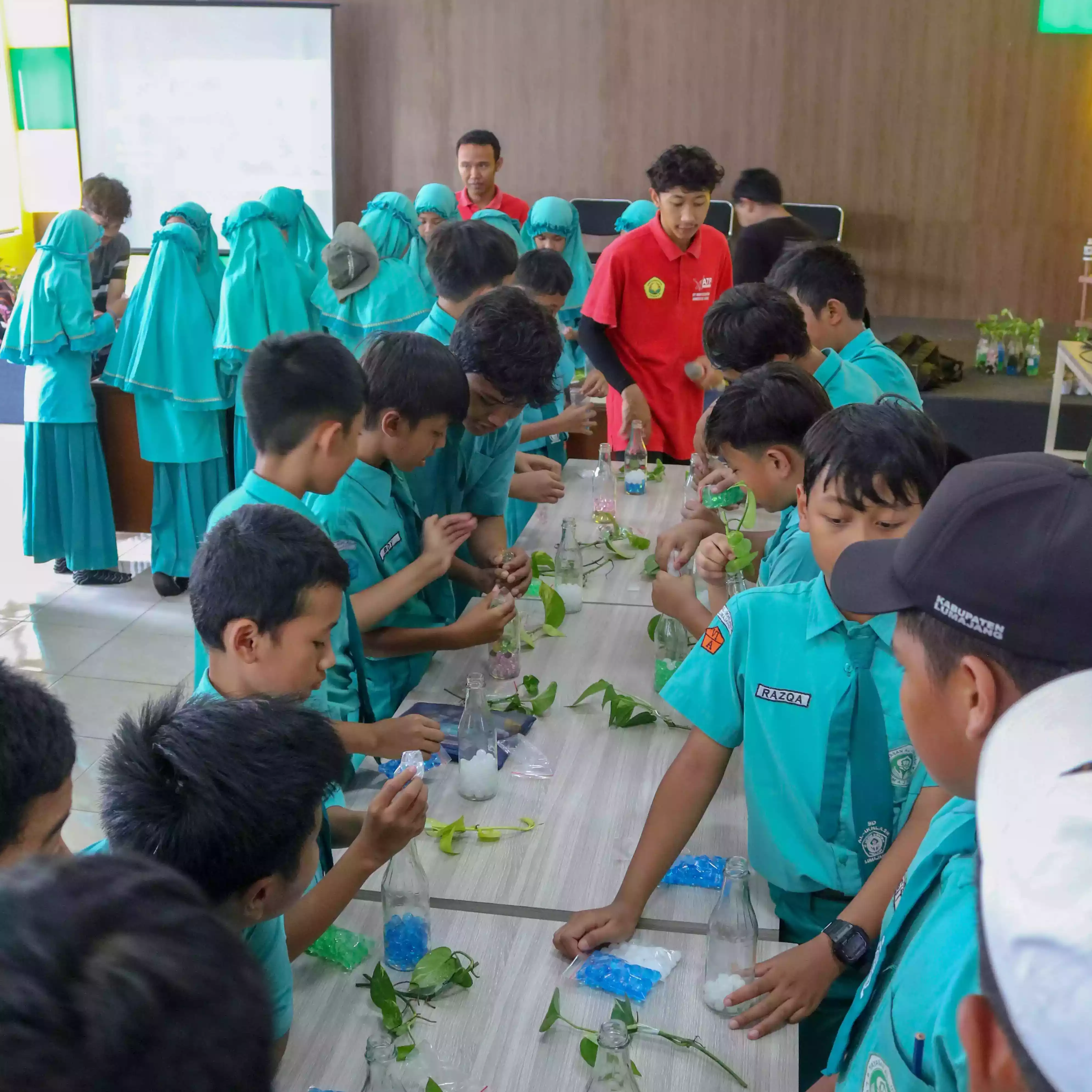 Paket Wisata Edukasi (Membuat Hiasan Meja dengan Media Hidrogel)