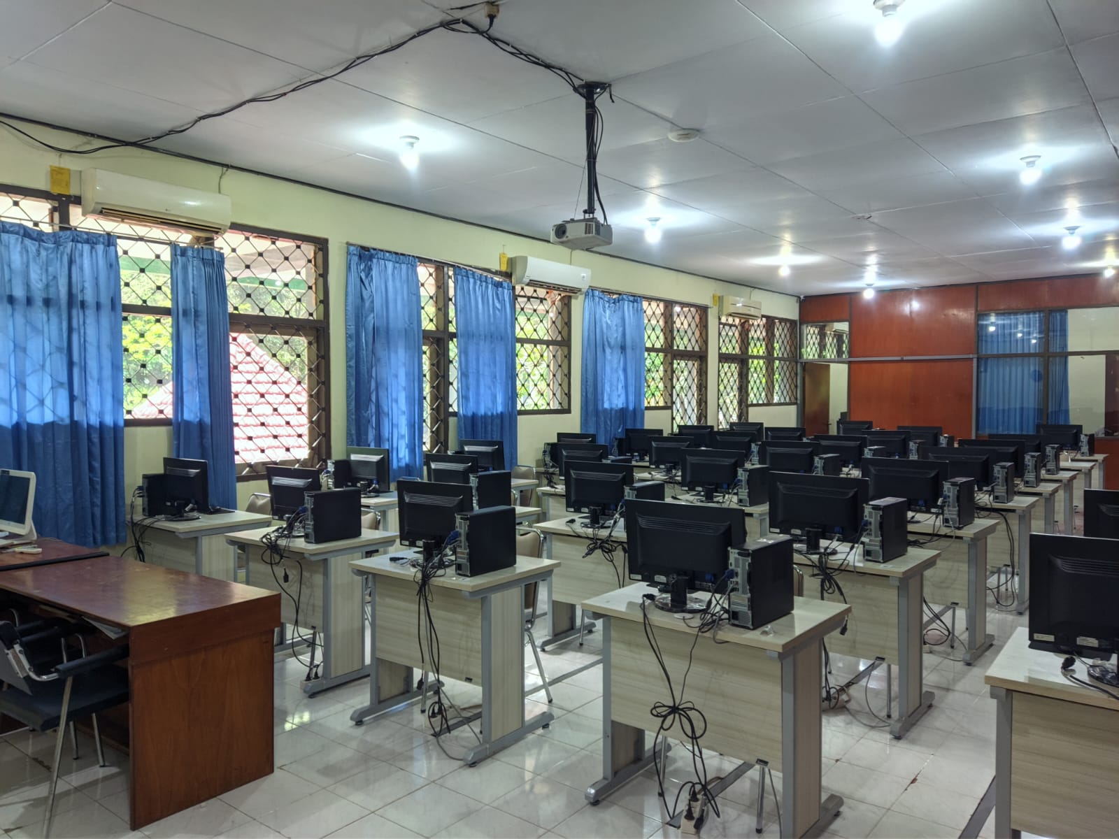 Sewa Komputer (32 Unit)